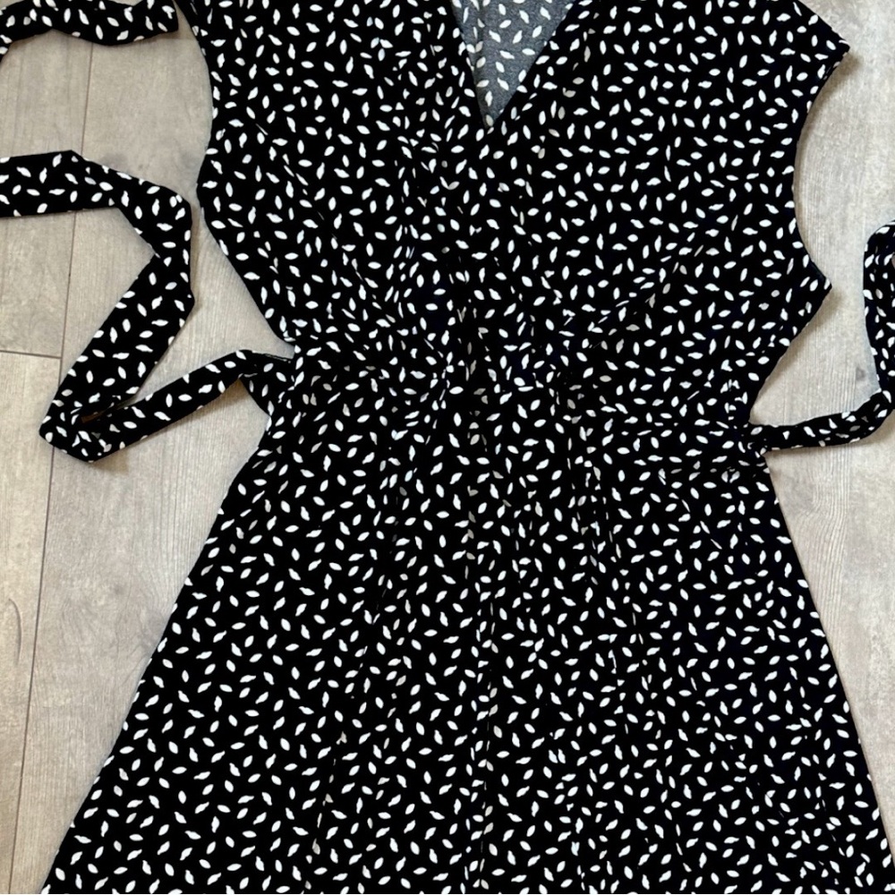 H&M Women’s Black and White Patterned Dress With Tie Waist Belt Stretchy Elegant - Picture 7 of 15